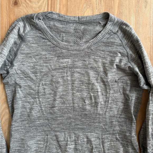 Lululemon Gray Long Sleeve Women's Top - Picture 5 of 7